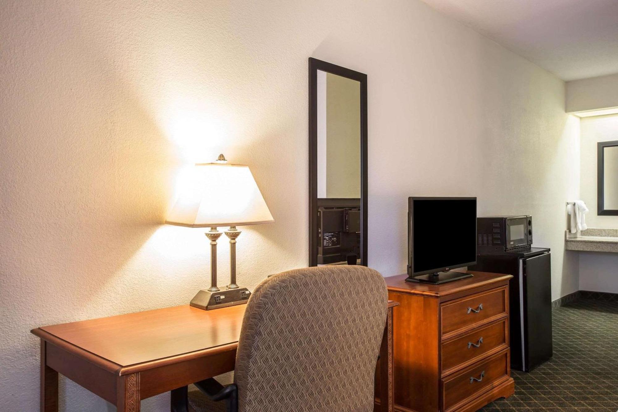 Clarion Inn & Suites Aiken South Екстер'єр фото